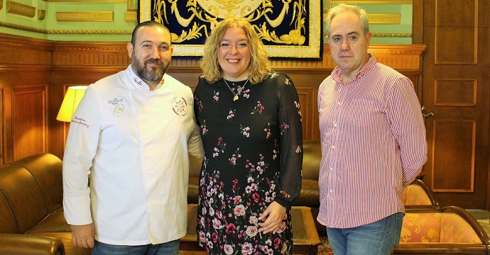 Flor Almón recibe a Federico Jiménez, ganador de la prestigiosa estrella DIR-Informática al mejor pan.jpg