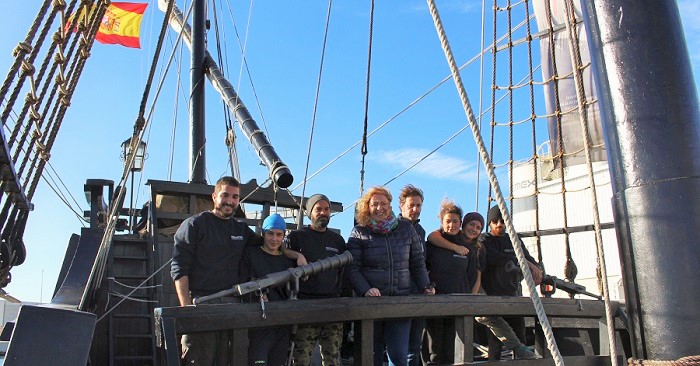 Flor Almón visita la réplica de la Nao Victoria, réplica del histórico barco que dio la primera vuelta al mundo.jpg