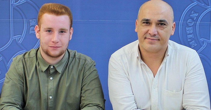 Gregorio Morales (dcha) junto al presidente de la Asociación Juvenil Phoenix.jpg