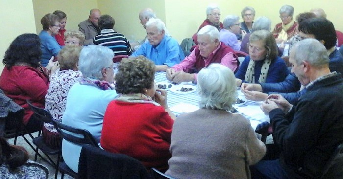 Los vecinos del barrio de San José de Motril disfrutan de su tradicional castañada.jpg