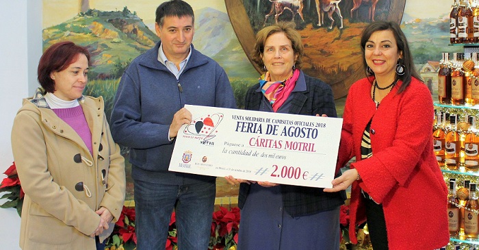 Cáritas recibe del Ayto. de Motril y Ron Montero la recaudación solidaria de las camisetas de la Feria de Día