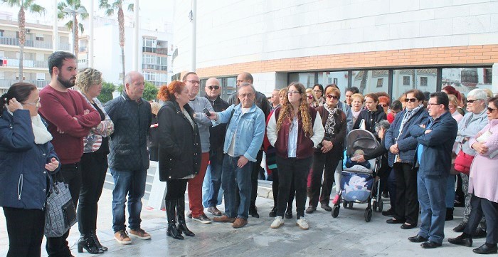 Decenas de personas se concentran a las puertas del Ayuntamiento de Salobreña en solidaridad con la familia de Laura