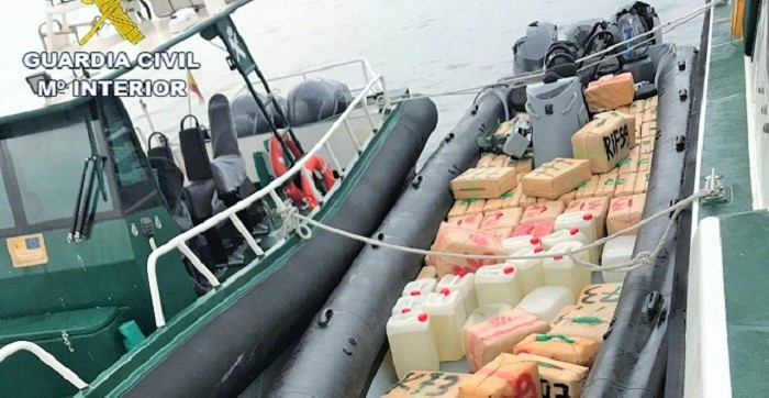 El Servicio marítimo de la Guardia Civil de Granada alija 2.500 kilos de hachís tras una persecución en el mar.jpg