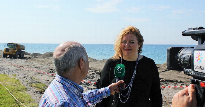 Foto de archivo de la alcaldesa atendiendo a los medios de comunicación ante las obras en playa Granada