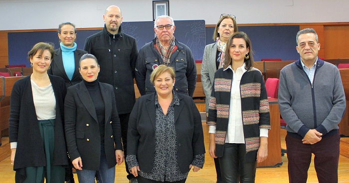 Foto de familia tras la entrega de los premios del Concurso de Escaparates Navideños.jpg
