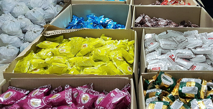 La cofradía de San Juan dona 450 kilos de mantecados a Cáritas.png