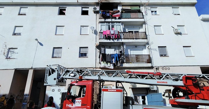 Los Bomberos de Motril extinguen un incendio en el nº 7 de Huerta Carrasco.jpg