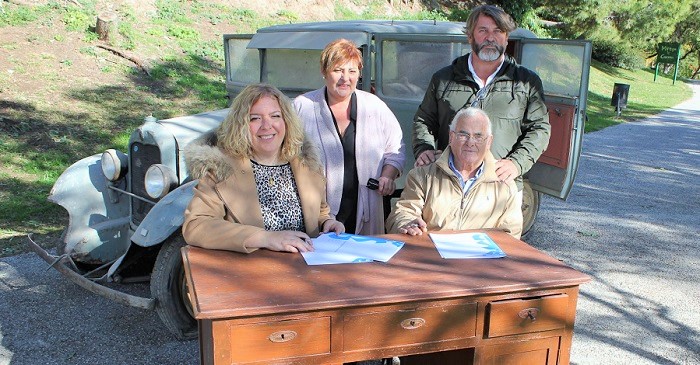 Momento de la firma de convenio con la Asociación Vehículos Romanticos Costa Tropical