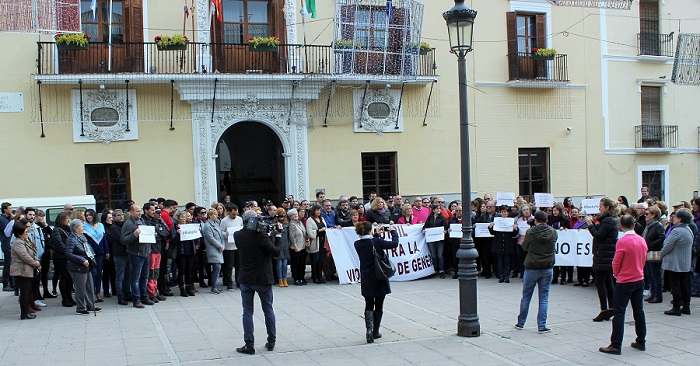 Momento del Minuto de silencio en repulsa por el asesinato de Laura Luelmo.jpg