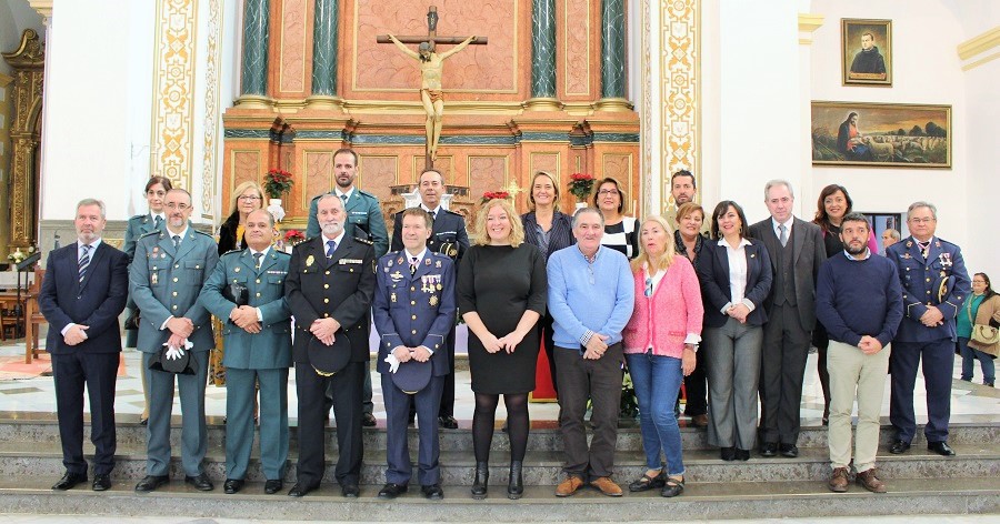 Foto de familia tras la Misa oficiada en honor a la Virgen de Loreto, patrona del Ejército del Aire.jpg