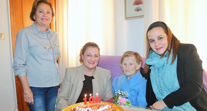 La alcaldesa de Salobreña visita a Rosario Bustos en su 100 cumpleaños