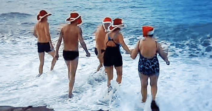 Un grupo de escandinavos recibe el año con un baño en la playa de San Cristóbal (2).png