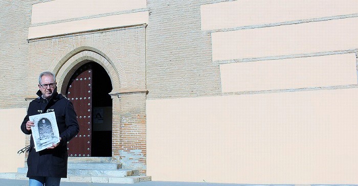El concejal de Cultura, Francisco Ruiz, muestra el facsímil sobre la Iglesia Mayor de Motril.jpg