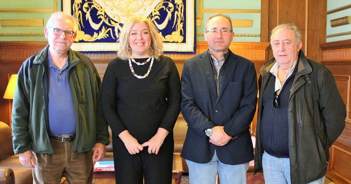 la alcaldesa de motril junto a representantes de la comunidad de regantes del bajo guadalfeo