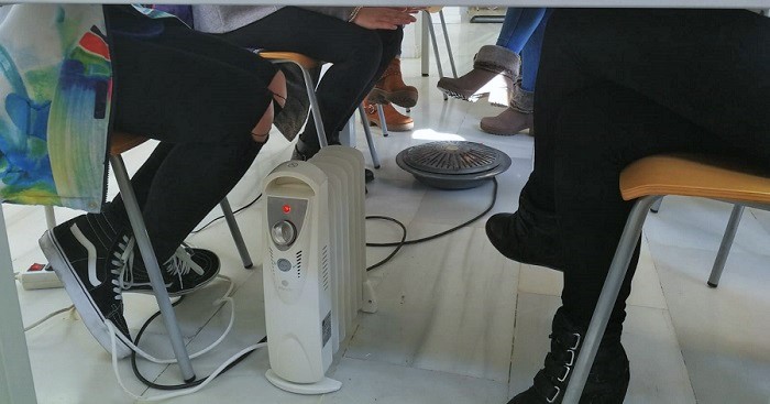 los usuarios de la biblioteca municipal de almuñécar pasan frío