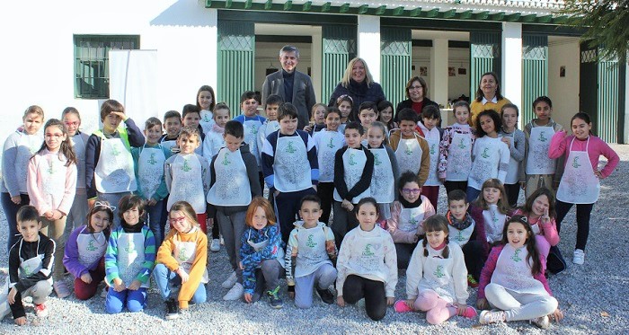 Medio centenar de alumnos de Primaria del Colegio Príncipe Felipe conocen mejor la agricultura de Motril.jpg