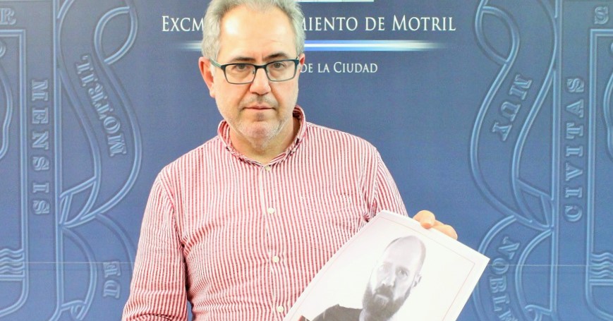 Francisco Ruiz presentando una nueva sesión de poesía en los museos.jpg