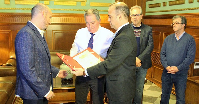 Motril entrega las tapas del Pregón de su Semana Santa al cofrade sexitano José Carlos Rodríguez.jpg