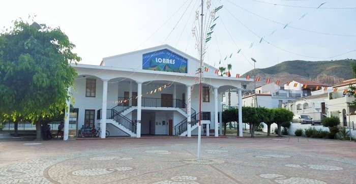 Casa de la Cultura de Lobres.jpg