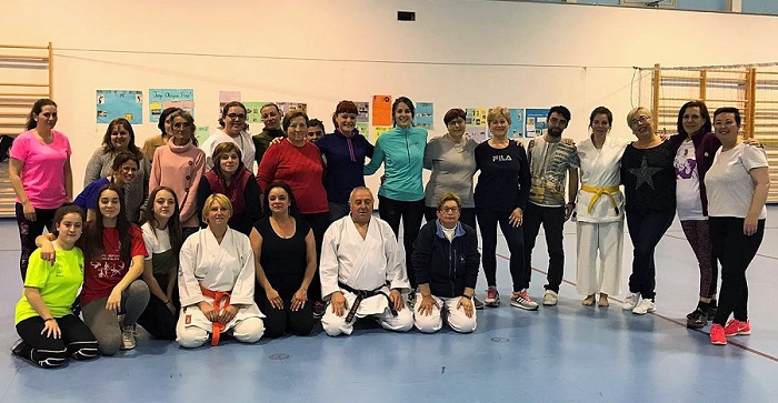 Curso de autodefensa en Órgiva para enseña a las mujeres a escapar de un posible ataque de un maltratador