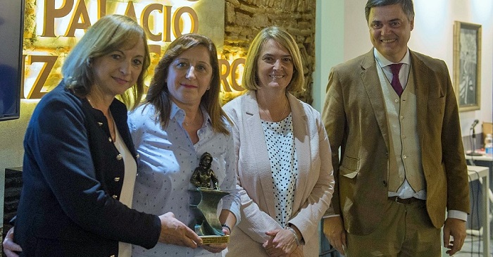 El PP entrega el premio Mª Victoria del Valle a la asociación Amigos del Pueblo Saharahui.jpg
