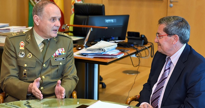 Entrena recibe al nuevo jefe del MADOC.jpg