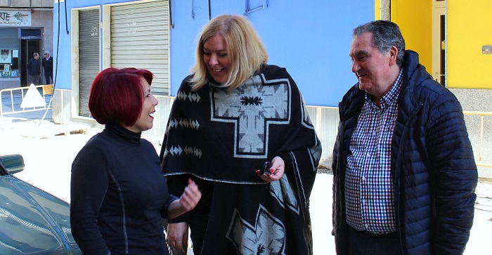 Flor Almón y Antonio Escámez hablando con una vecina de la calle Ernesto Mira.jpg