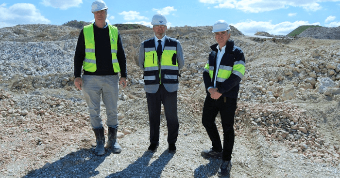 García Fuentes visita Escúzar y fideliza a uno de los principales clientes del Puerto en la exportación de mineral.png