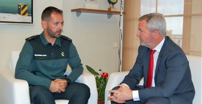 José García Fuentes se reúne con el teniente del SEMAR.jpg