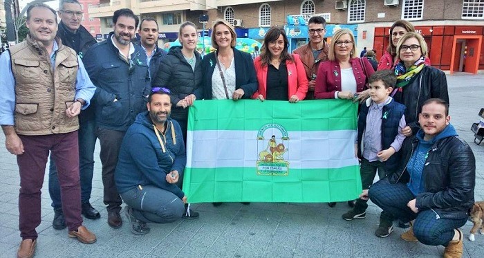 Luisa García Chamorro y equipo en la plaza de la Aurora el Día de Andalucía.jpg