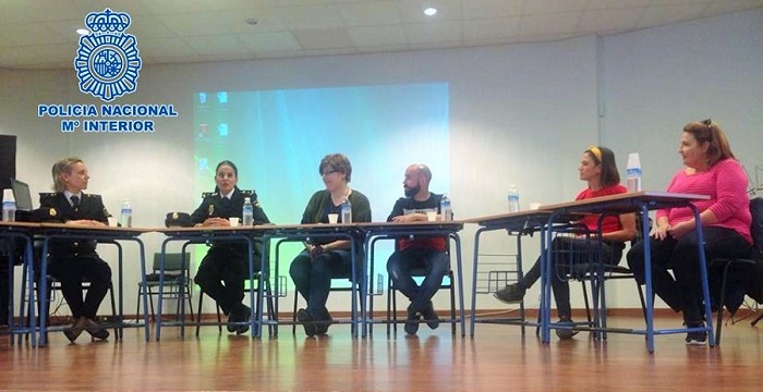 Agentes de Policía Nacional participan en una jornada sobre igualdad en el ámbito laboral en Motril.jpg