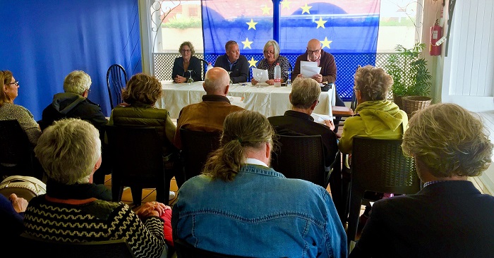 Juan Carlos Benavides presenta el 'Manifiesto a los residentes extranjeros en Almuñécar y La Herradura'.jpg