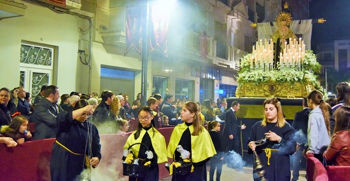 La Cofradía de la Soledad acorta su recorrido de vuelta por la lluvia.jpg