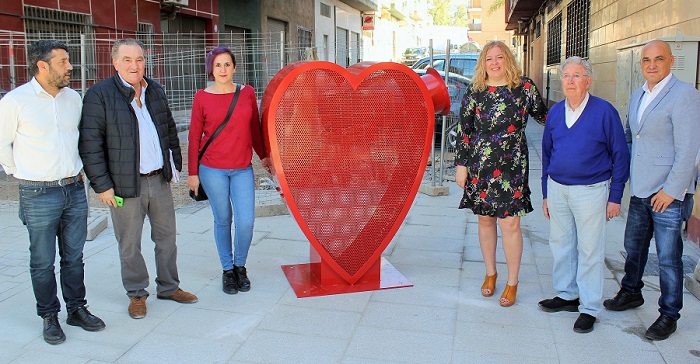 Motril instala tres grandes esculturas con forma de corazón para recoger tapones para causas solidarias.jpg