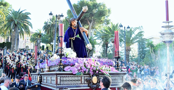 Motril vive un Jueves Santo lleno de contrastes.jpg