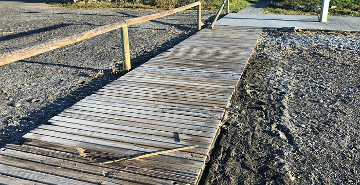 Vox Motril denuncia el lamentable estado de las pasarelas de playa durante esta Semana Santa.jpg