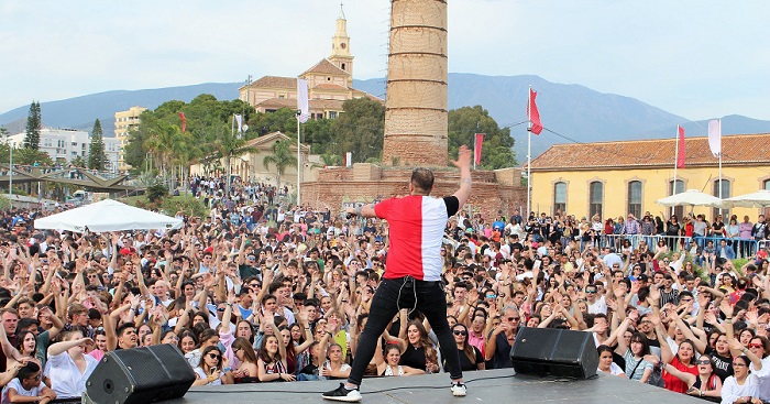 Comienzan las Cruces de Mayo 2019 con el multitudinario concierto de La Tentación y un gran ambiente.jpg