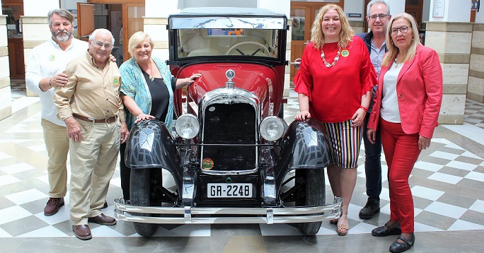 El Citroën modelo AC-4 recuperado por la concejalía de Patrimonio se puede visitar en el patio del Ayuntamiento.jpg
