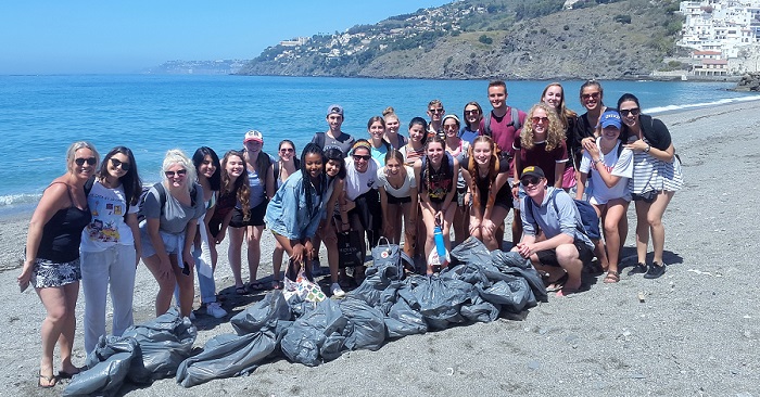 Estudiantes americanos realizan un voluntariado de limpieza en la playa de Salobreña.jpg