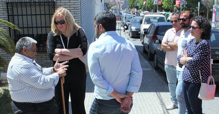Flor Almón visita la calle Ancha y el barrio de San Antonio para escuchar las demandas y necesidades de los vecinos.jpg