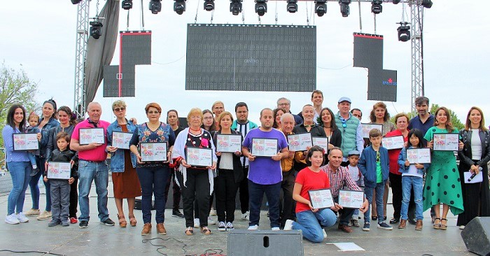Foto de familia junto a los ganadores de las Cruces de Mayor 2019