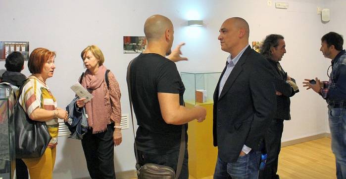 Gregorio Morales durante la exposición sobre el Coliseo Viñas.jpg