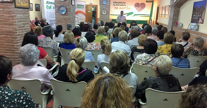 La sede andalucista se llenó ayer en la presentación del 'Programa para la Mujer'.jpg