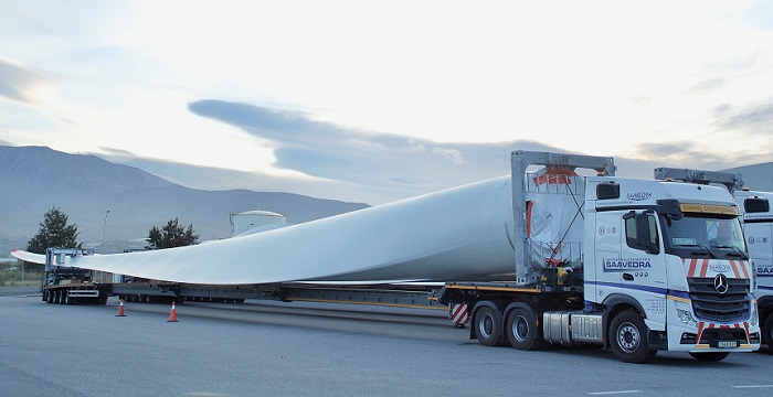 Llegan al Puerto de Motril las palas eólicas de mayores dimensiones que se fabrican en España.jpg