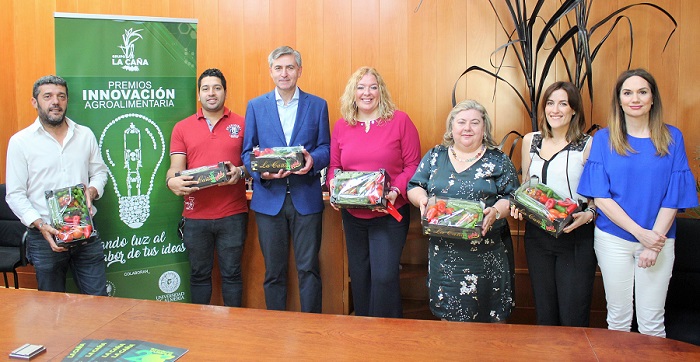 Visita de Clara Aguilera y Flor Almón al Grupo La Caña.jpg