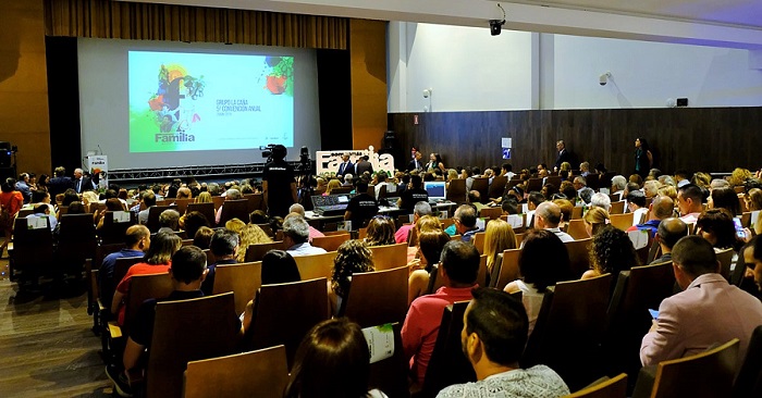 Convención anual de Grupo La Caña, agricultores en familia.jpg