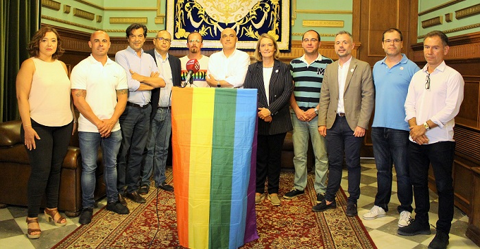 El Ayuntamiento de Motril se suma a la reivindicación de los derechos LGBTIQ con la lectura de un manifiesto.jpg