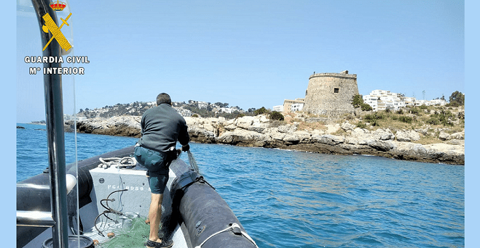 El Servicio Marítimo de la Guardia Civil de Motril interviene un trasmallo en una playa de Almuñécar.png