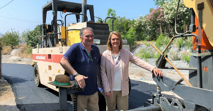 García Chamorro visita las obras de mejora del pavimento del Camino del Pino, se han invertido 46.841 euros.jpg