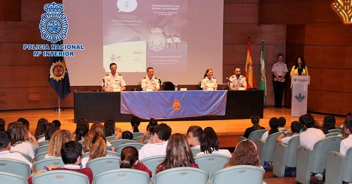 La Policía Nacional entrega carnés de ciberExperto a más de 200 alumnos de centros educativos de Granada y Motril.jpg